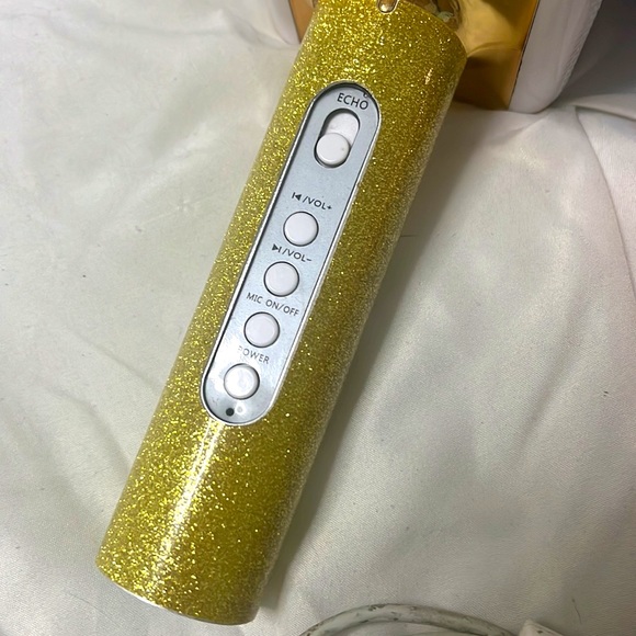 2 microphones with charger cord - Picture 3 of 3